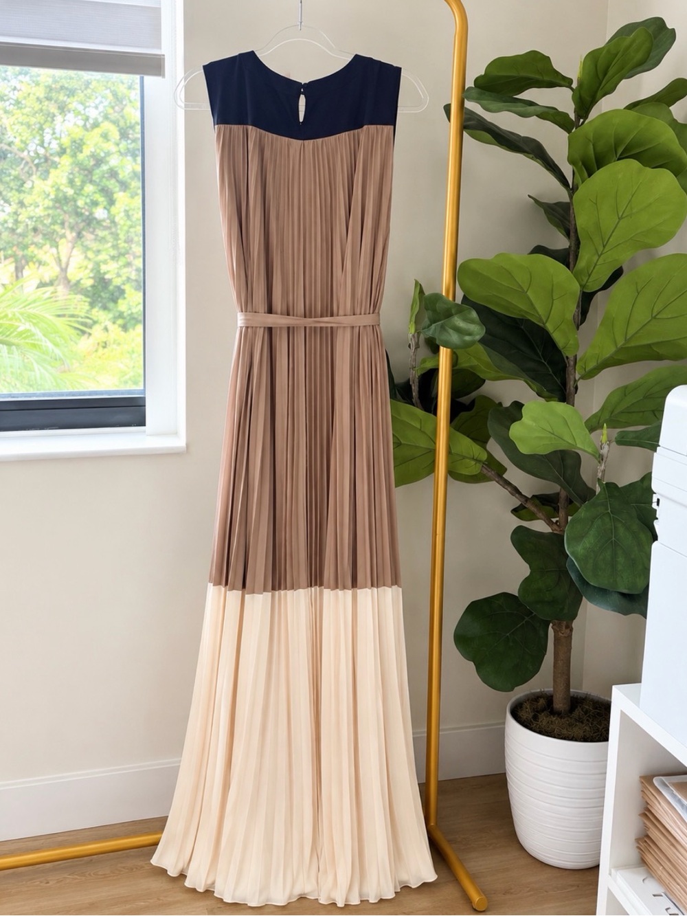 BCBGMAXAZRIA Pleated Colorblock Maxi Dress Gold Detail M - Picture 3 of 3